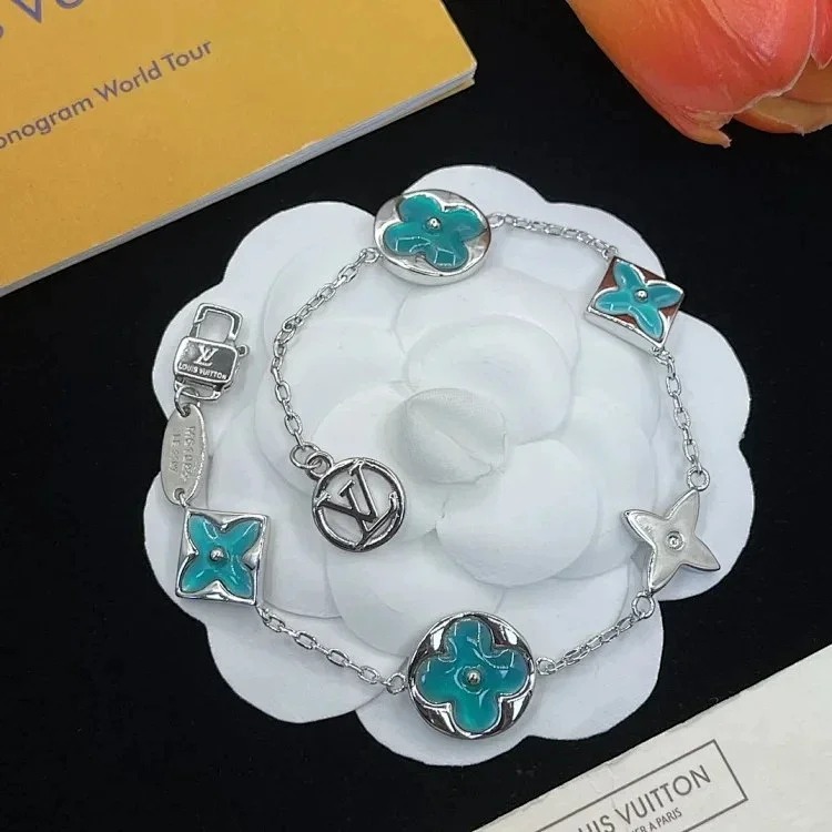 IV Hand jewelry
