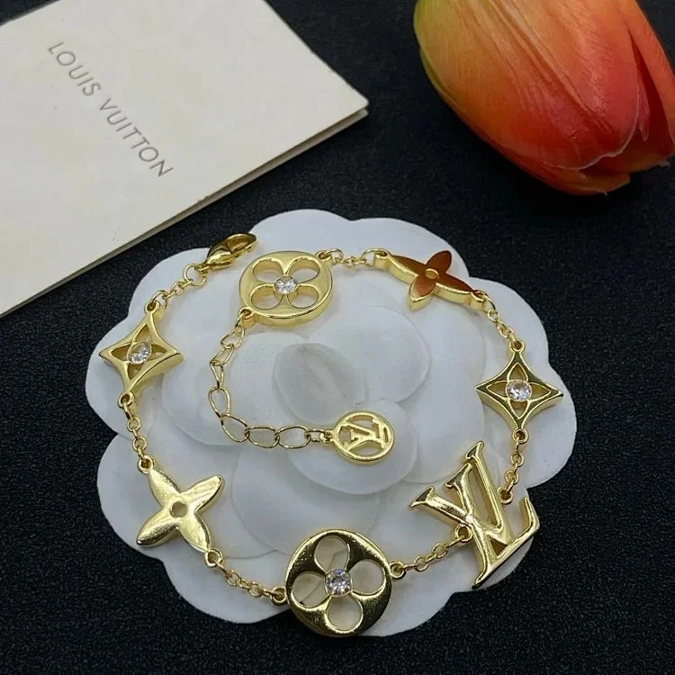 IV Hand jewelry
