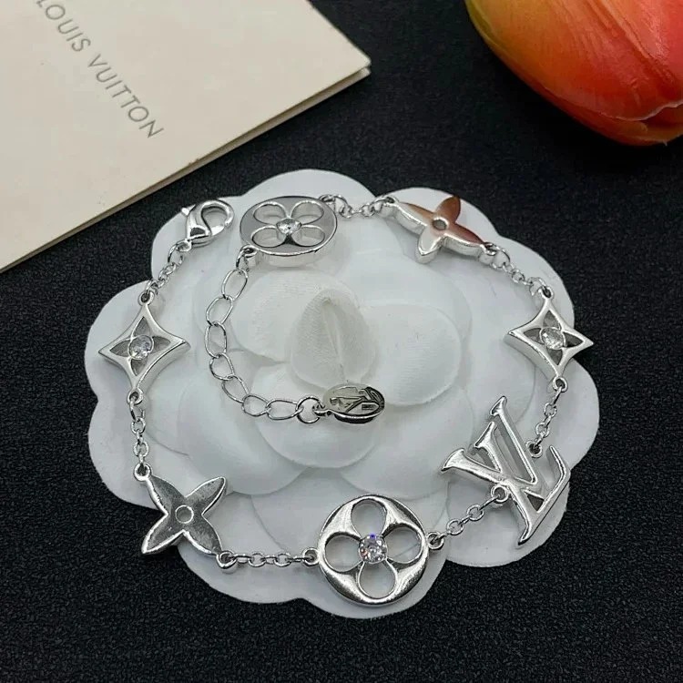 IV Hand jewelry