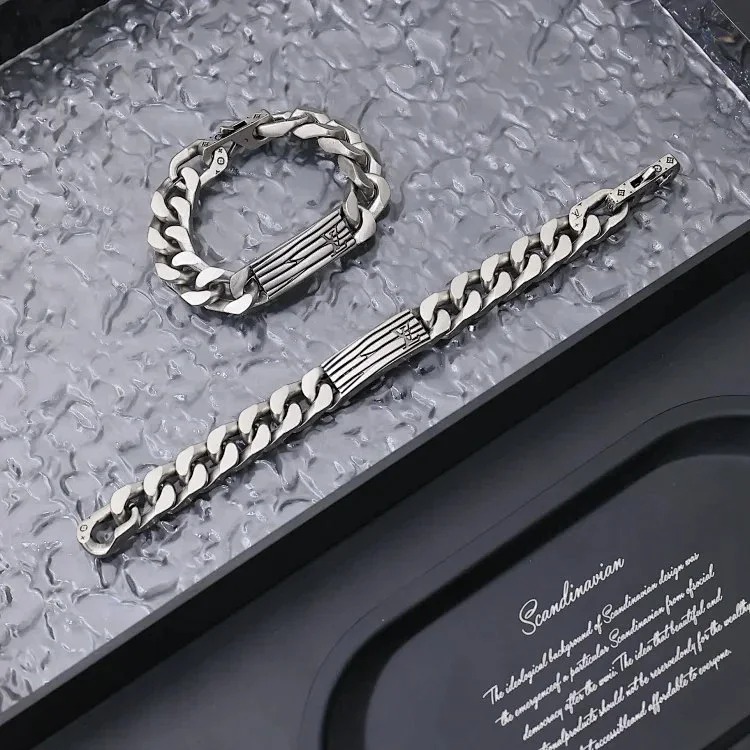 IV Hand jewelry