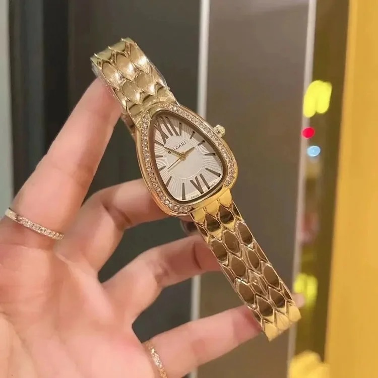 R-1 time flows in the watch, accurate at every moment, and keeps moving forward
