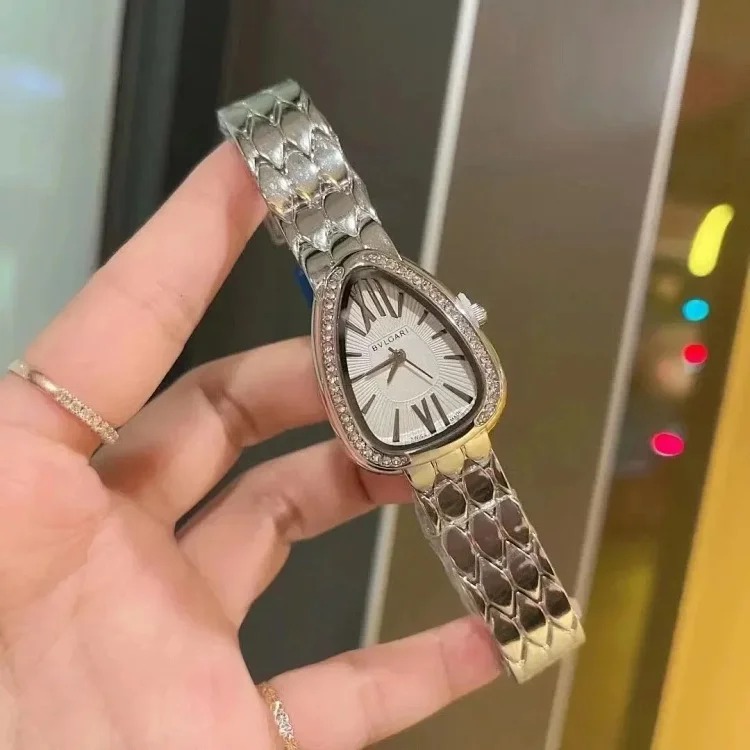 R-1 time flows in the watch, accurate at every moment, and keeps moving forward