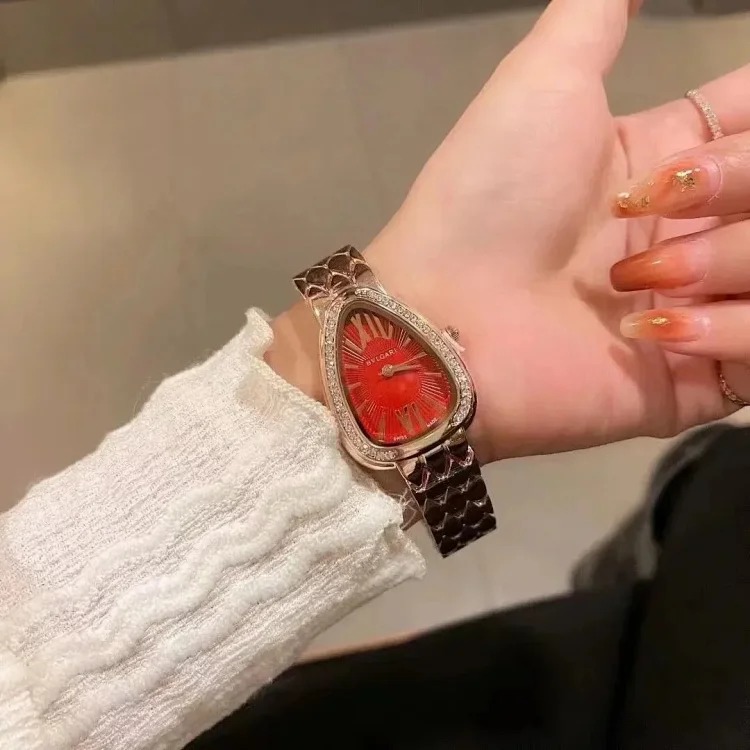 R-1 time flows in the watch, accurate at every moment, and keeps moving forward