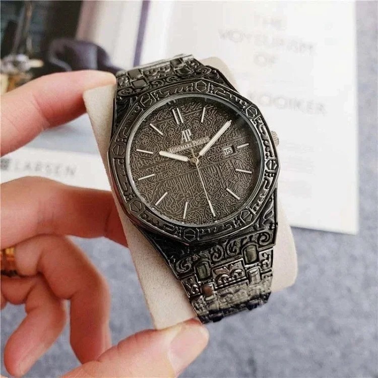 R-1 time flows in the watch, accurate at every moment, and keeps moving forward