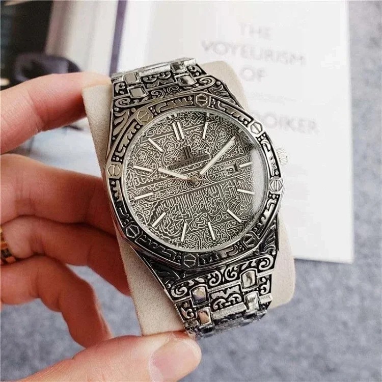 R-1 time flows in the watch, accurate at every moment, and keeps moving forward