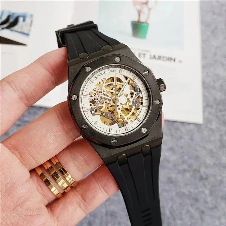 R-1 time flows in the watch, accurate at every moment, and keeps moving forward