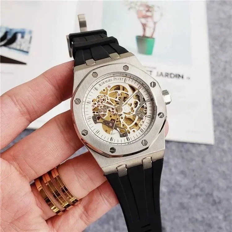 R-1 time flows in the watch, accurate at every moment, and keeps moving forward