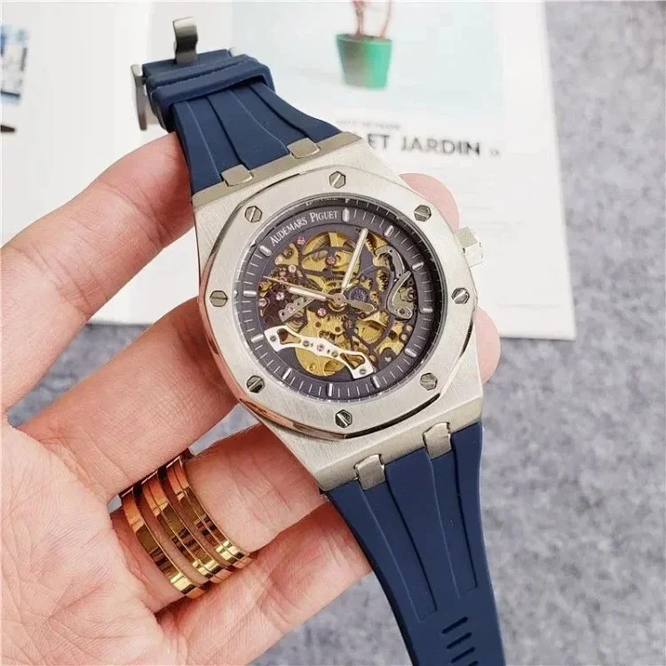 R-1 time flows in the watch, accurate at every moment, and keeps moving forward