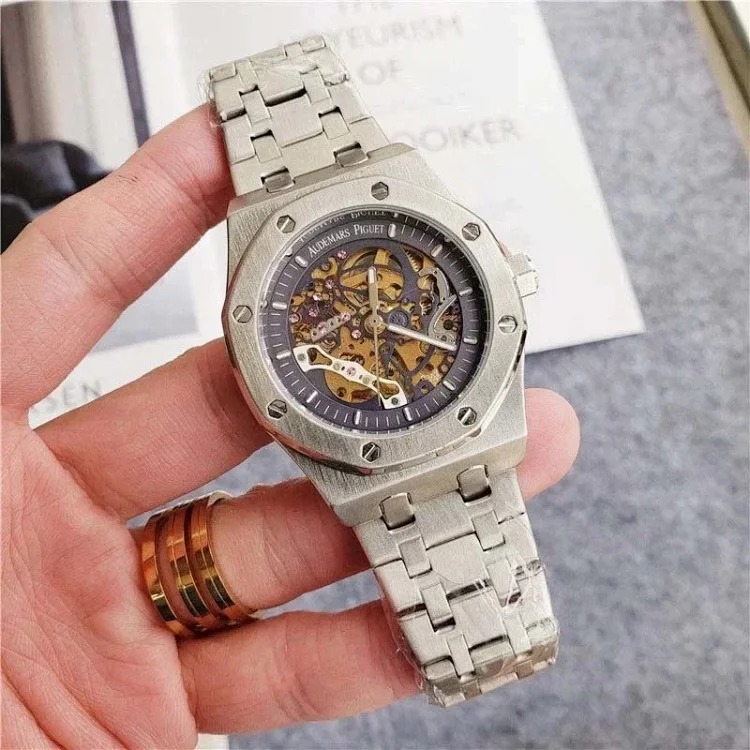 R-1 time flows in the watch, accurate at every moment, and keeps moving forward