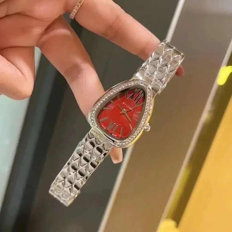 R-1 time flows in the watch, accurate at every moment, and keeps moving forward