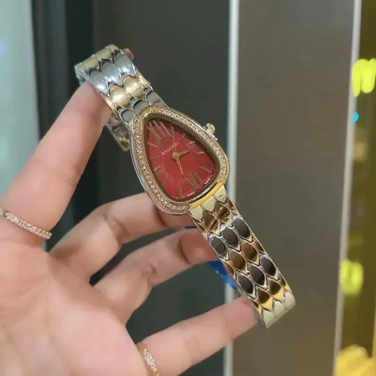 R-1 time flows in the watch, accurate at every moment, and keeps moving forward