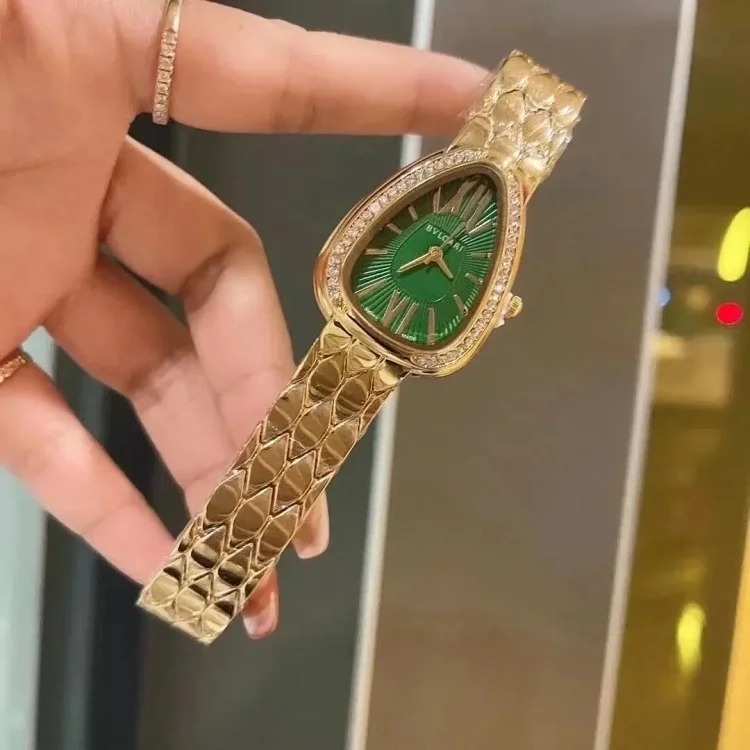 R-1 time flows in the watch, accurate at every moment, and keeps moving forward