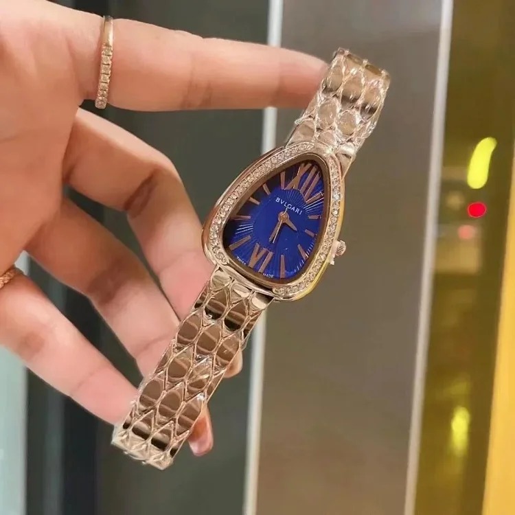 R-1 time flows in the watch, accurate at every moment, and keeps moving forward