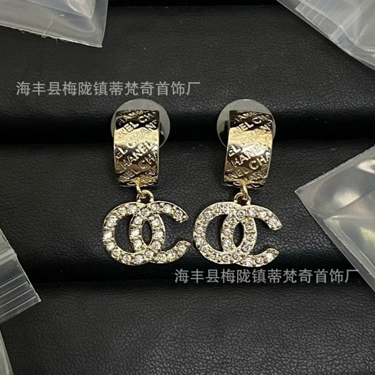 25c new high small fragrant style earrings for girls European and American double C retro small fragrant earrings ladies pearl earrings