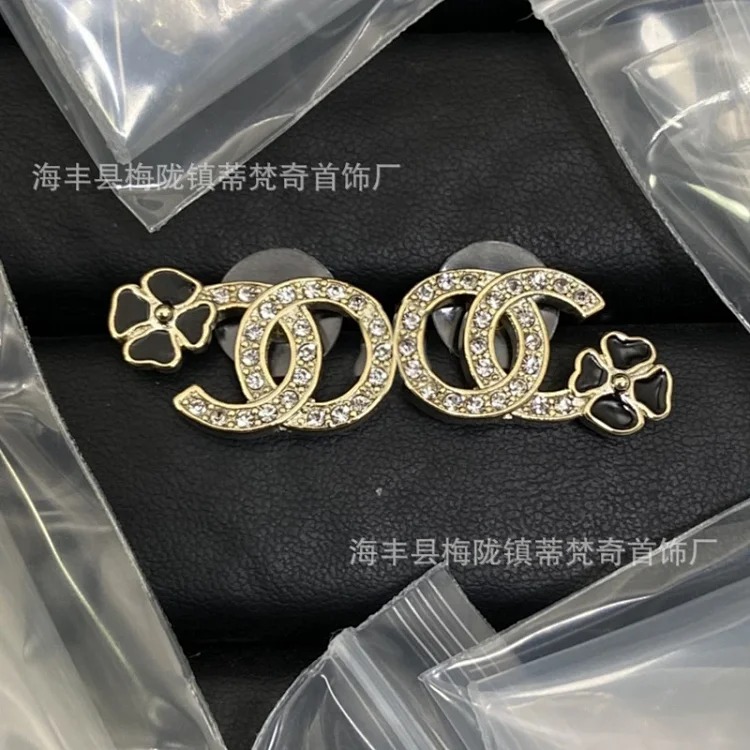 25c new high small fragrant style earrings for girls European and American double C retro small fragrant earrings ladies pearl earrings