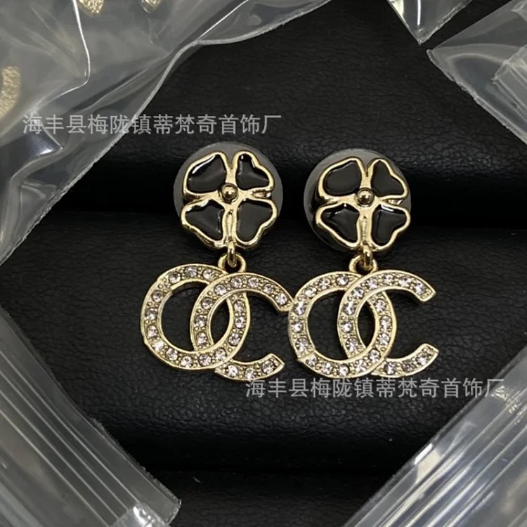 25c new high small fragrant style earrings for girls European and American double C retro small fragrant earrings ladies pearl earrings