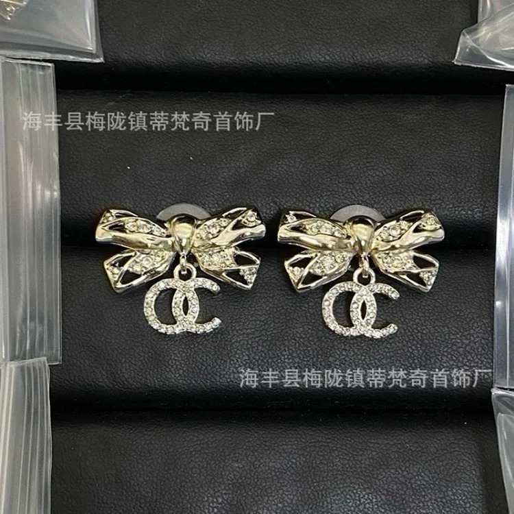 25c new high small fragrant style earrings for girls European and American double C retro small fragrant earrings ladies pearl earrings