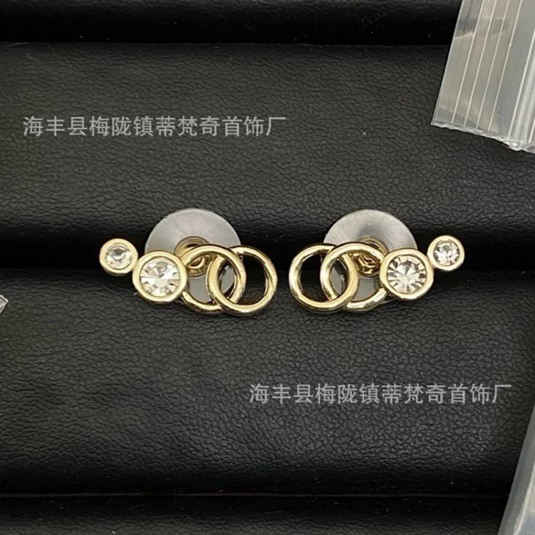 25c new high small fragrant style earrings for girls European and American double C retro small fragrant earrings ladies pearl earrings
