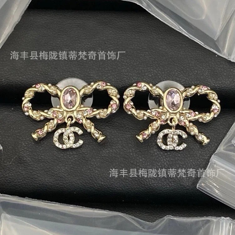 25c new high small fragrant style earrings for girls European and American double C retro small fragrant earrings ladies pearl earrings