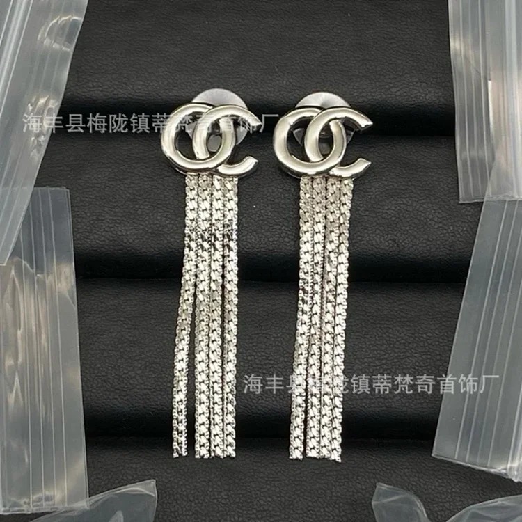 25c new high small fragrant style earrings for girls European and American double C retro small fragrant earrings ladies pearl earrings