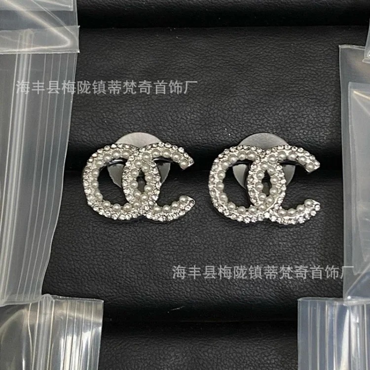 25c new high small fragrant style earrings for girls European and American double C retro small fragrant earrings ladies pearl earrings