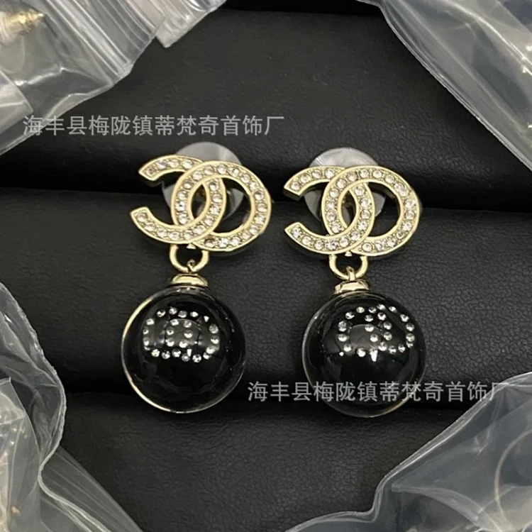 25c new high small fragrant style earrings for girls European and American double C retro small fragrant earrings ladies pearl earrings