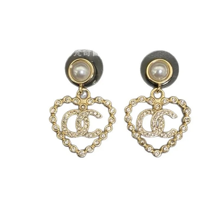 25c new high small fragrant style earrings for girls European and American double C retro small fragrant earrings ladies pearl earrings