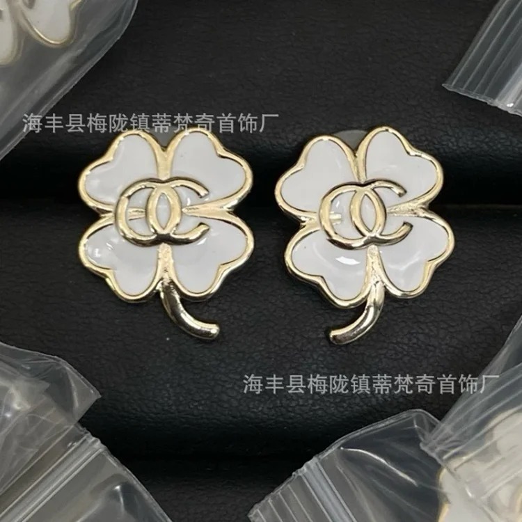 25c new high small fragrant style earrings for girls European and American double C retro small fragrant earrings ladies pearl earrings