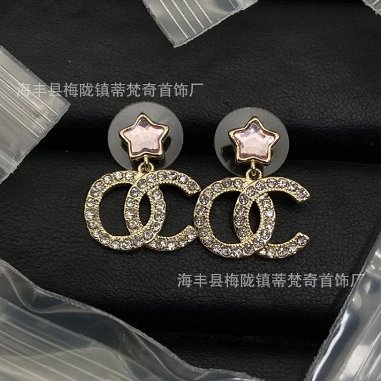 25c new high small fragrant style earrings for girls European and American double C retro small fragrant earrings ladies pearl earrings